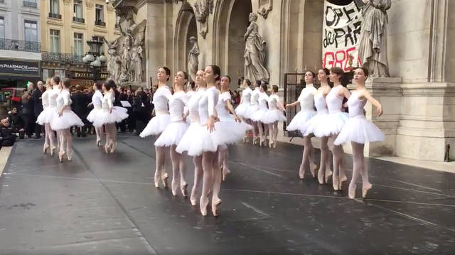 Ballerinas protest outside Opéra Garnier