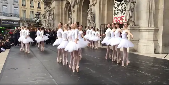 Ballerinas protest outside Opéra Garnier