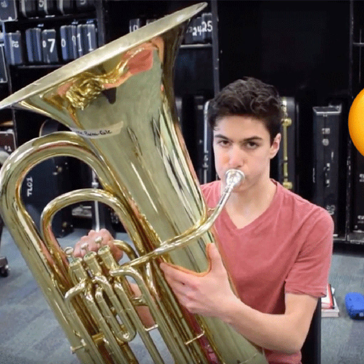 Mind-blowing' tuba player holds a five-minute note using circular