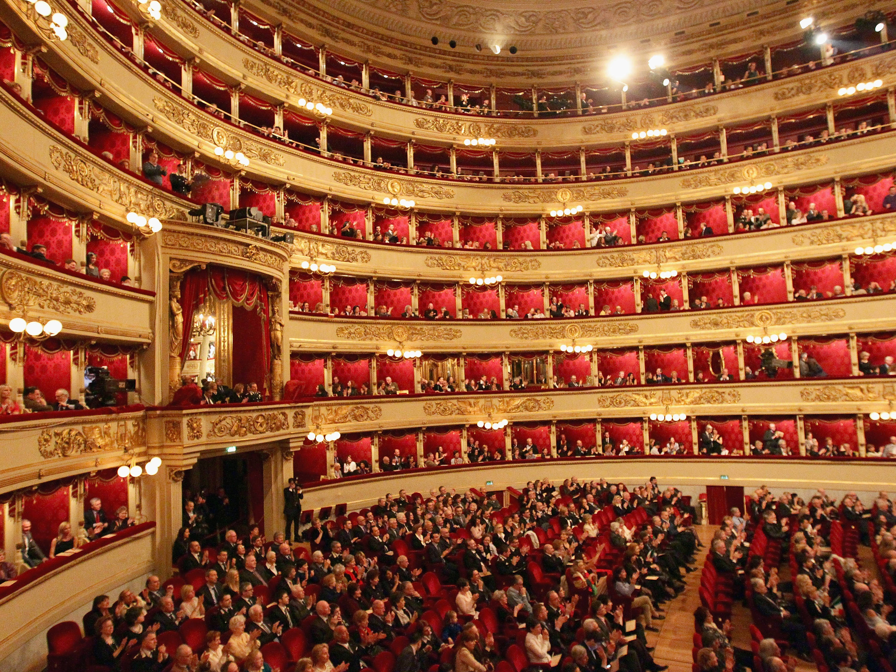 В нескольких театрах. Ла скала Милан. Миланский театр ла скала. Ла скала оперный театр. Италия театр ла скала.