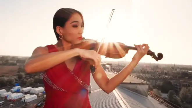 Violinist plays for Italy’s healthcare workers from Cremona hospital rooftop