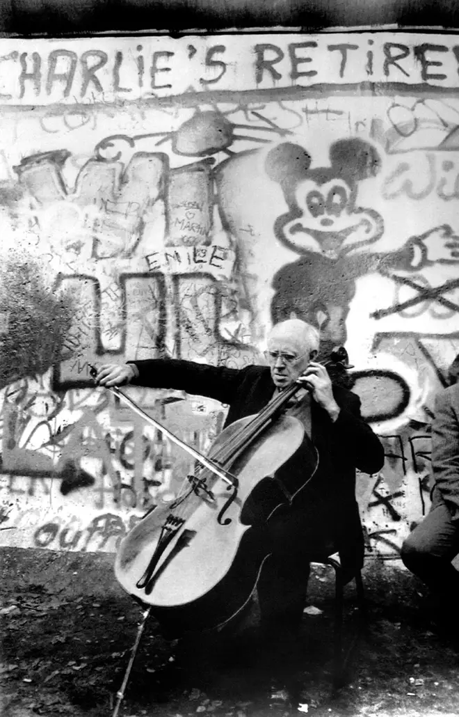 Mstislav Rostropovich at the Berlin Wall