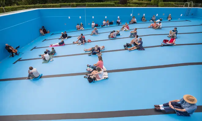 Cello concert in Entringen outdoor pool