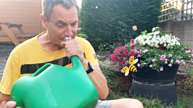 Musician plays ‘Flight of the Bumblebee’ on garden watering can