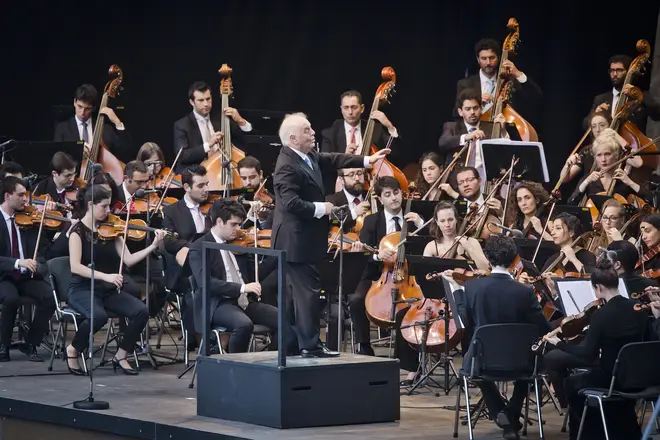 Daniel Barenboim and the West-Eastern Divan Orchestra perform live in Berlin