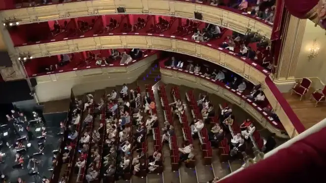 Audience protests lack of social distancing at Madrid's Teatro Real