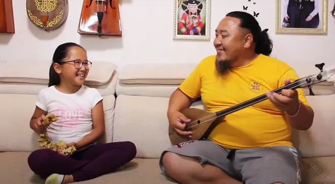Dad and daughter perform adorable Mongolian throat singing duet