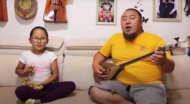 Dad and daughter’s Mongolian throat singing duet