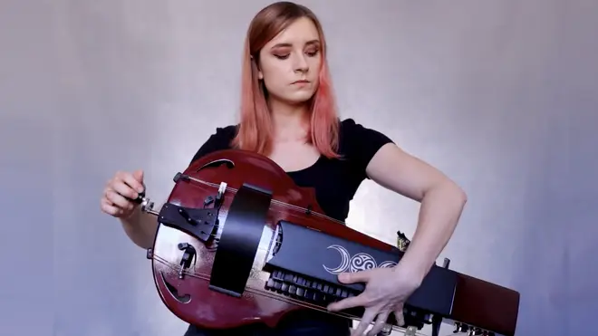 Michalina Malisz plays the hurdy-gurdy