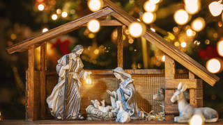 What are the lyrics to ‘Away in a Manger’?