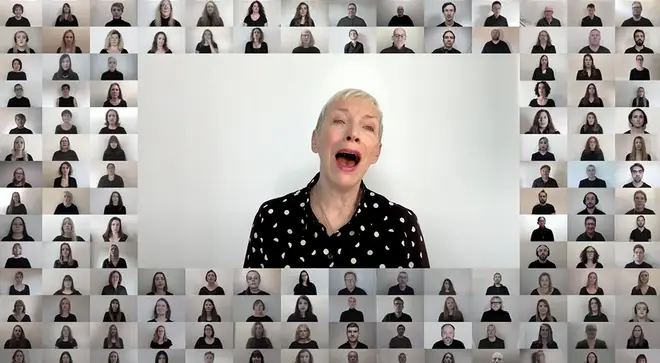 Annie Lennox performs ‘Dido’s Lament’ with London City Voices