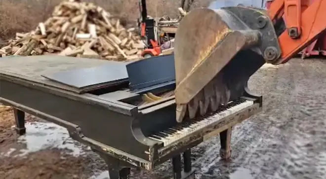 This old piano was being dumped, so this guy gave it one last play… using a backhoe digger.