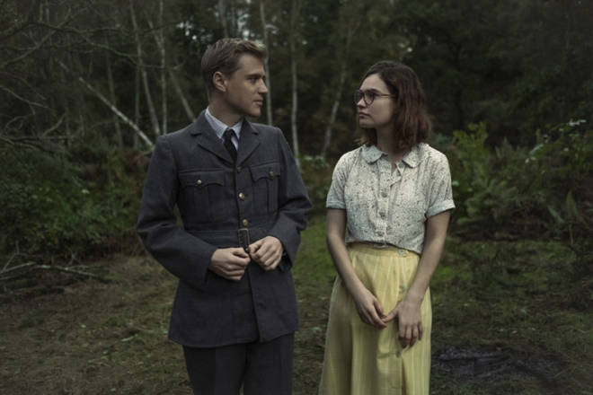 Lily James and Johnny Flynn in The Dig