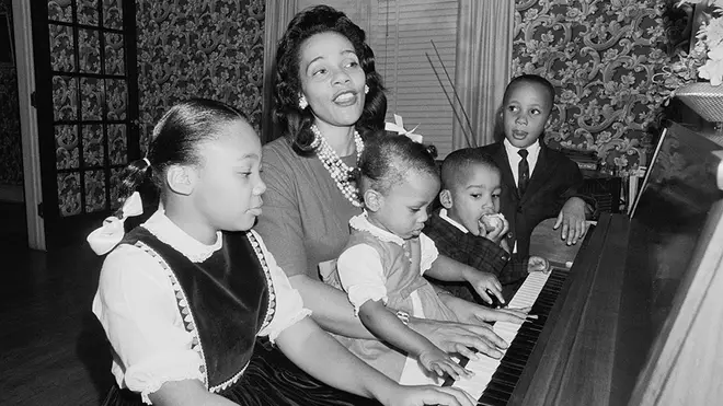 Coretta Scott King sings with her children at the piano