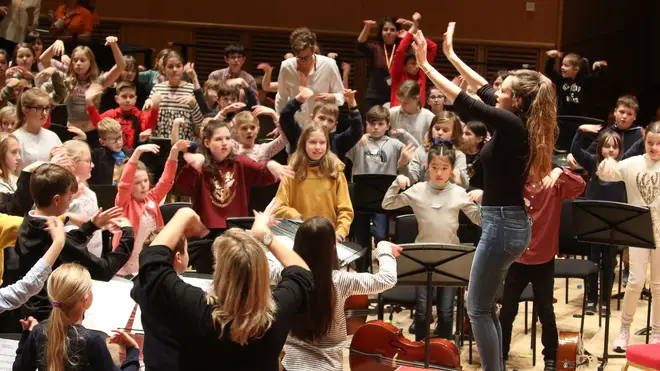 Violinist Nicola Benedetti leads a Benedetti Sessions warm-up in Glasgow.