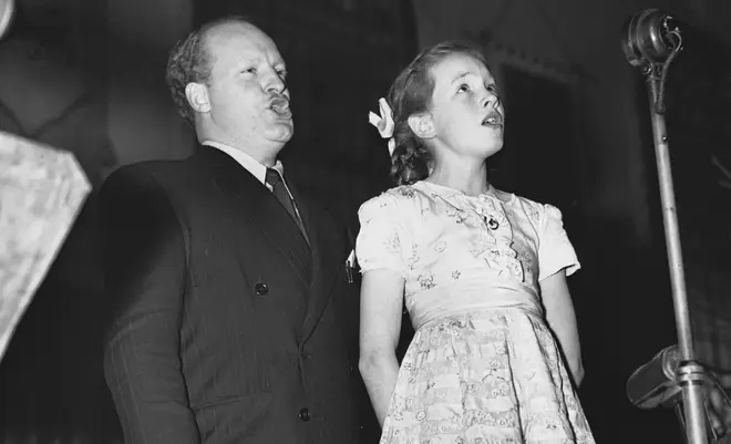 Julie Andrews singing on stage aged eleven in 1946