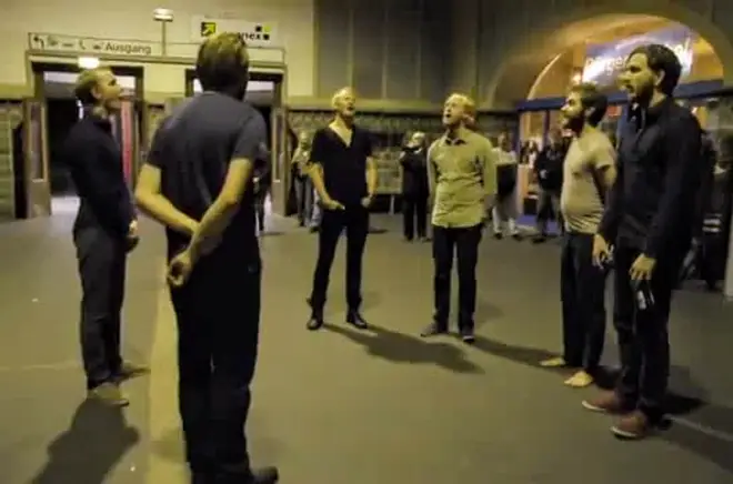 Árstíðir sings in Wuppertal train station