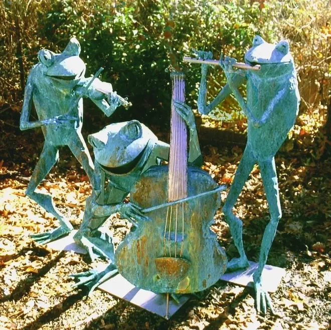 Frog musical sculpture
