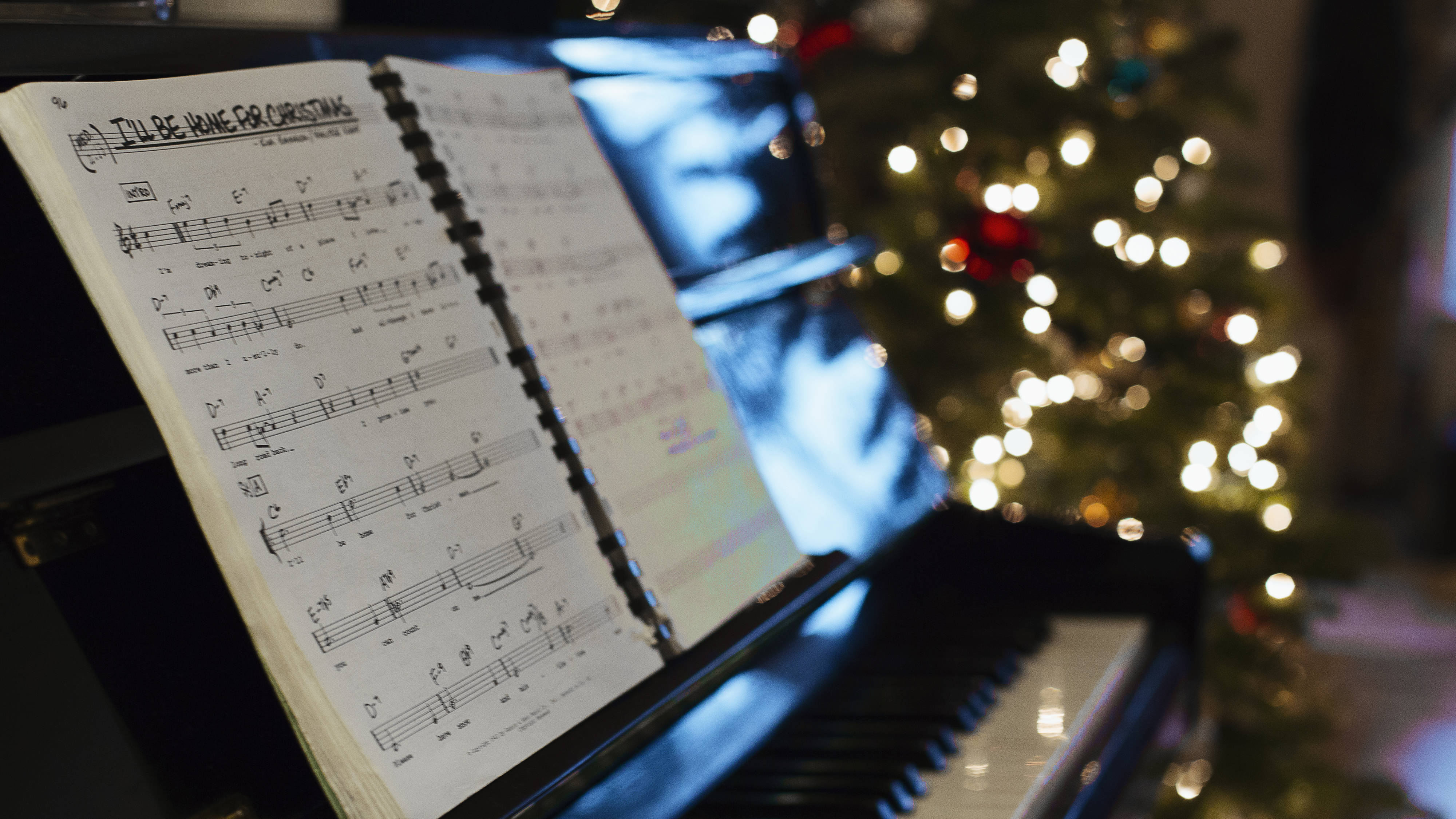7 Of The Most Beautiful Christmas Pieces You Can Play On The Piano