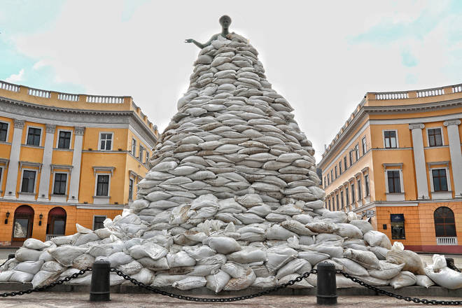 Duke Richelieu monument sandbagged in Odesa