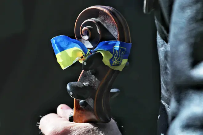Ukrainian flag spotted on a cello fingerboard during the performance