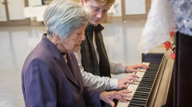 Learning piano could help healthy elderly adults delay the onset of dementia.