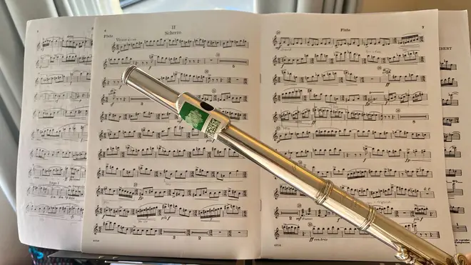 In hot weather, flautists can find their fingers/chin sliding off the flute! Some players recommend using a postage stamp on the lip plate or where the right hand thumb rests to avoid this.