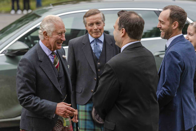 HRH Ο Πρίγκιπας Κάρολος, Δούκας του Rothesay, συνοδευόμενος από τον Sandy Manson, Λόρδο-Υλοχαγό του Aberdeenshire, υποδέχεται ο Philip Noyce (δεξιά), ο Διευθύνων Συντάκτης του Classic FM και ο David Rose (μέσα), ο Αναπληρωτής Διευθύνων Συντάκτης του Classic FM.