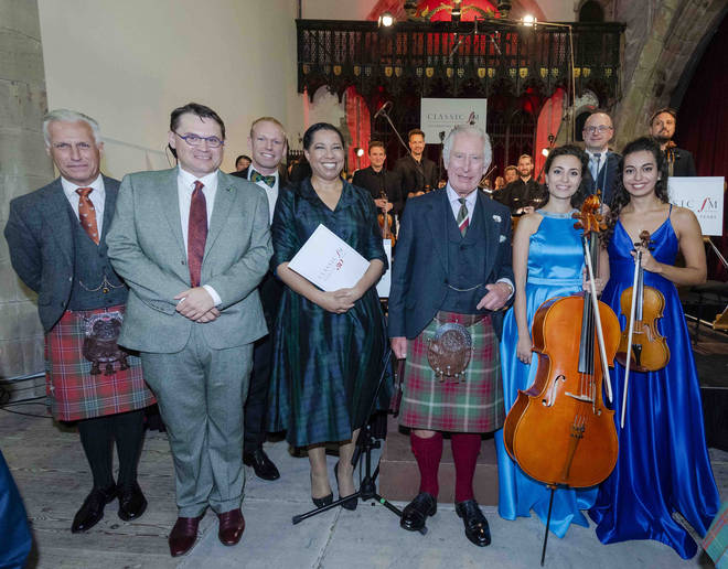 Από αριστερά προς τα δεξιά: Dr Robert Lovie (παρουσιαστής).  Καθ. Paul Mealor (συνθέτης/μαέστρος);  John Frederick Hudson (μαέστρος);  Margherita Taylor (παρουσιάστρια Classic FM);  HRH Ο Πρίγκιπας Κάρολος, Δούκας του Rothesay.  Sarah Ayoub;  Laura Ayoub