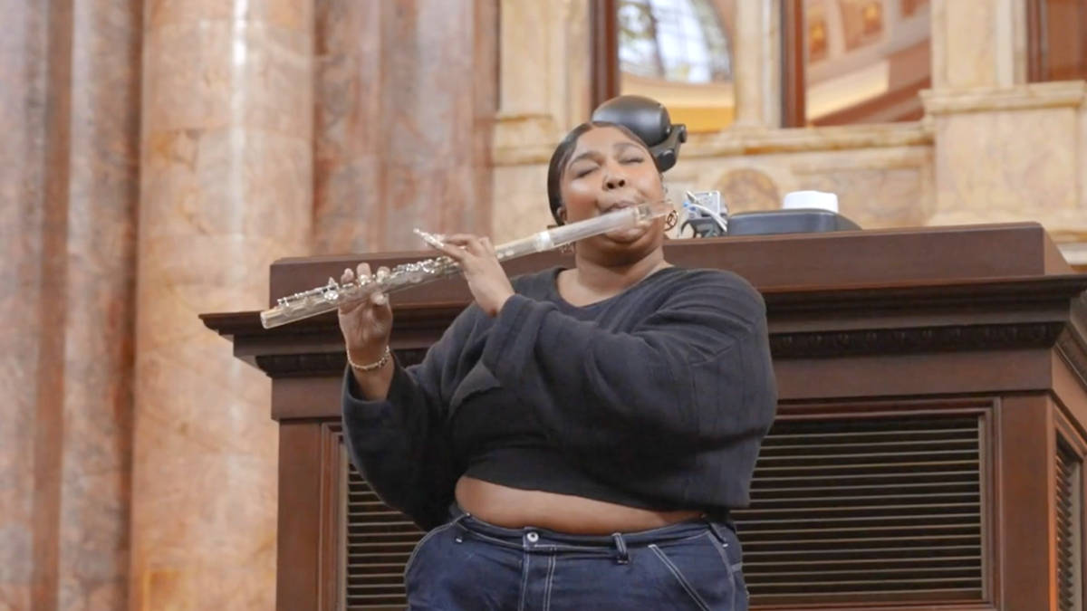 Lizzo jouant de la flûte à la Bibliothèque du Congrès est historiquement significatif.  Nous…