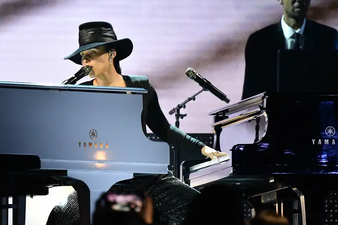 Alicia Keys played a double piano medley of songs at the 61st Annual Grammy Awards