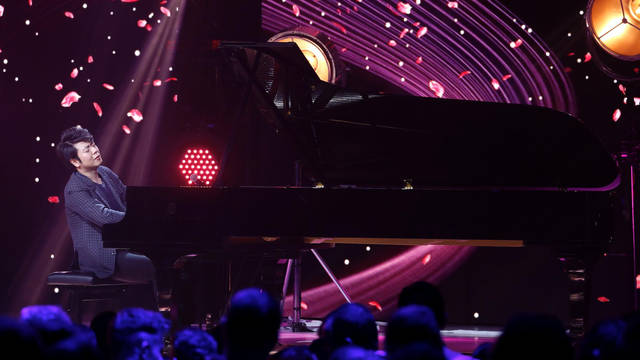 Lang Lang performing at The Global Awards 2019 with Very.co.uk
