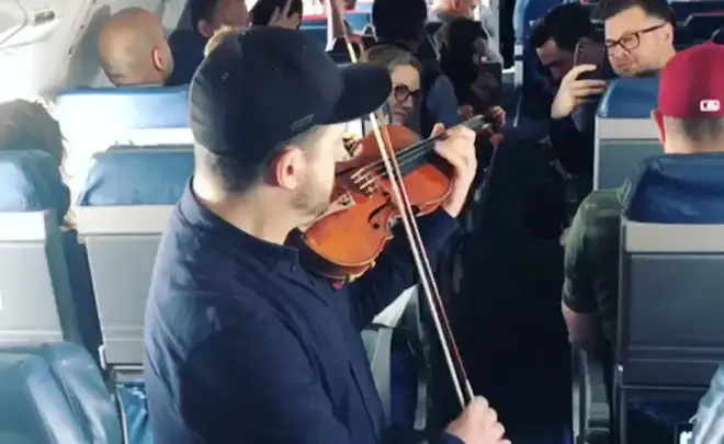 Violinist plays for airline passengers