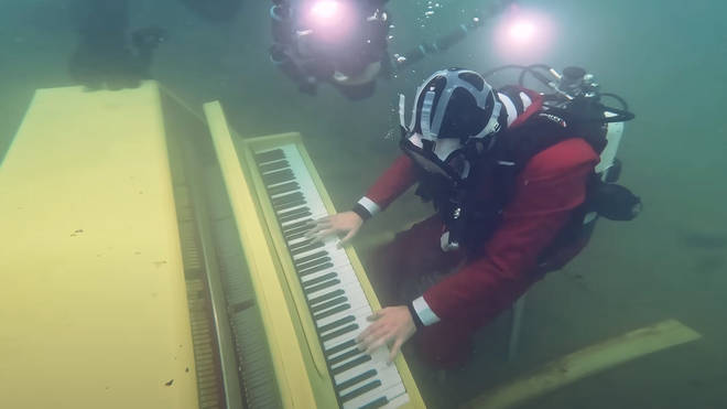 Pianist plays ‘Under the Sea’ deep in the ocean
