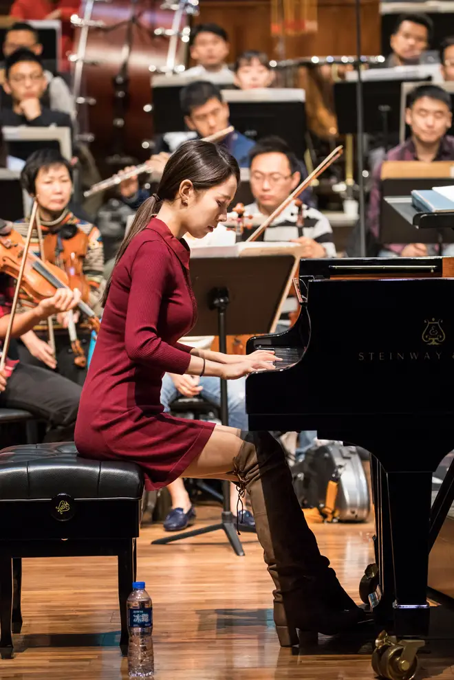Pianist Gina Alice Redlinger performs In Guangzhou