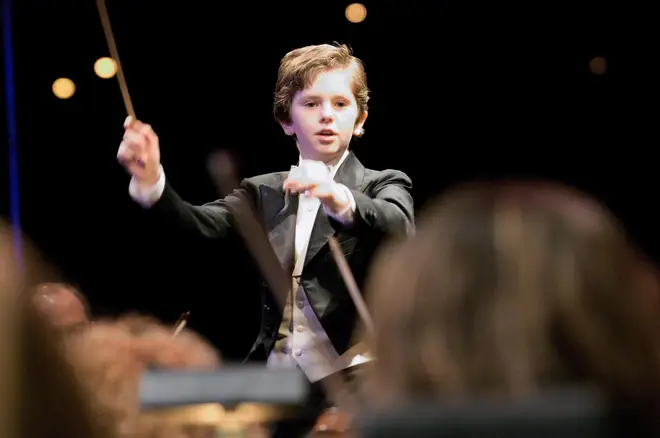 Freddie Highmore conducts orchestra in August Rush (2007)
