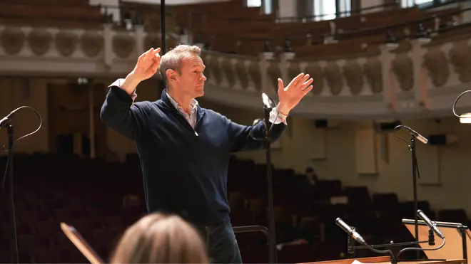 Alexander Armstrong conducts the London Choral Sinfonia