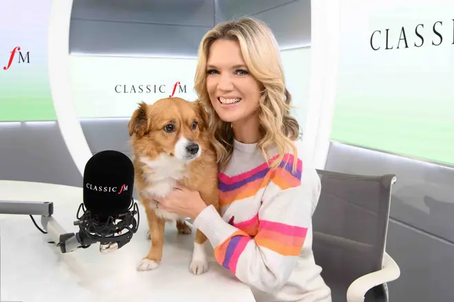 Freddie, el perro rescatado de RSPCA, se reunió con la presentadora de Classic FM, Charlotte Hawkins, antes de Pet Classics, un espectáculo especial para mantener tranquilas a las mascotas durante los fuegos artificiales.