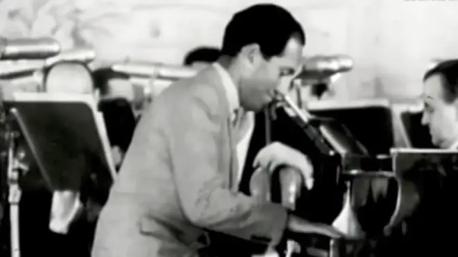Gershwin plays the piano in a 1931 performance of ‘I Got Rhythm’.