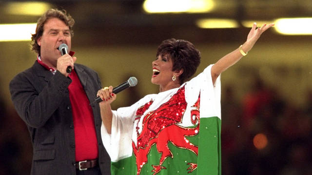 Bryn Terfel and Dame Shirley Bassey sing 'The World in Union' in 1999