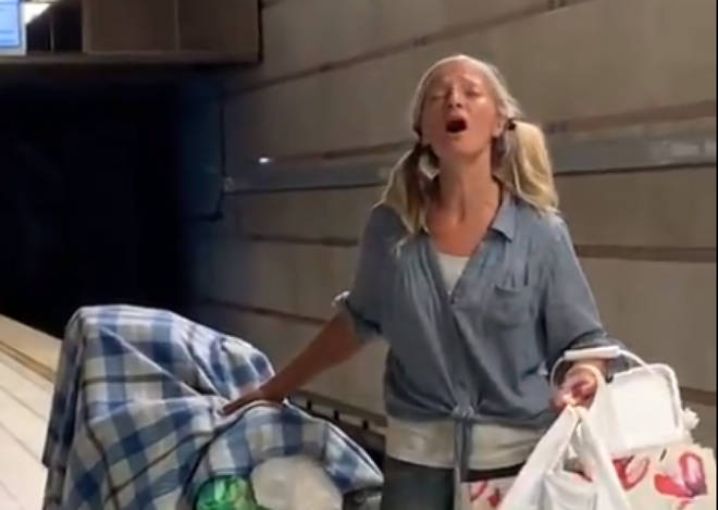 Женщина поет арию Пуччини в метро