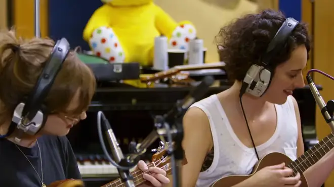 Phoebe Waller-Bridge and her composer, Isobel, play ukulele for Olivia Colman’s Portishead cover