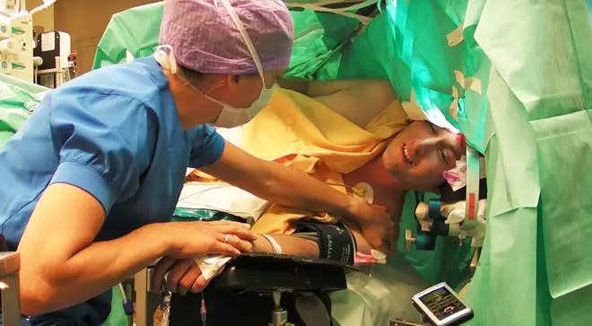 Opera singer performs Schubert during brain surgery