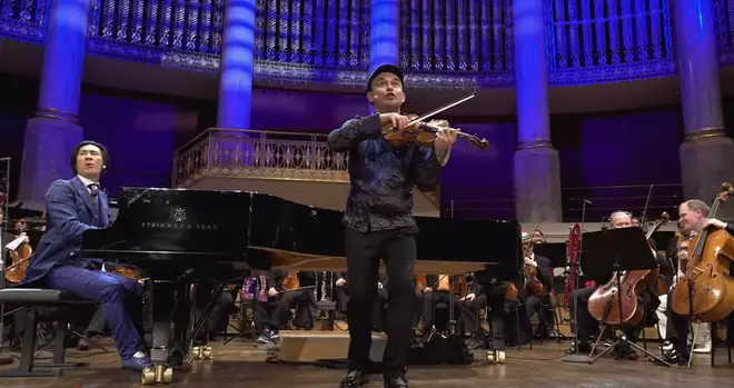 Igudesman & Joo perform Chariots of Fire with Vienna Symphony